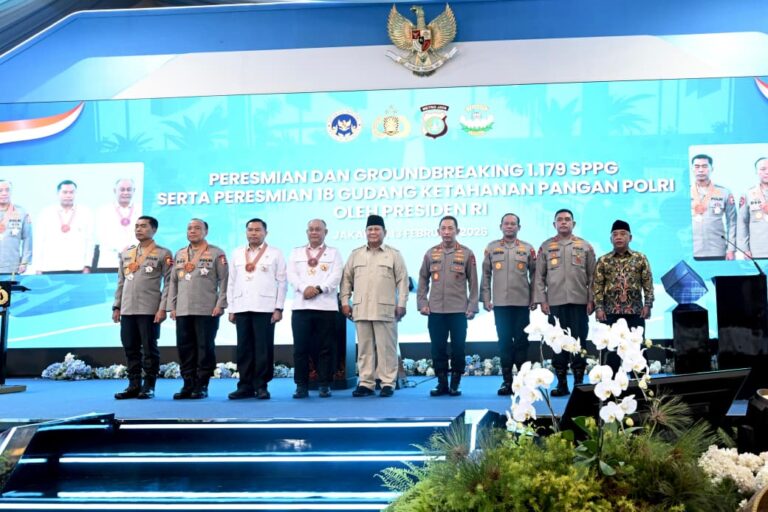 Presiden Prabowo Subianto menganugerahkan Tanda Kehormatan Republik Indonesia kepada sejumlah penerima dalam rangkaian acara peresmian 1.072 Satuan Pelayanan Pemenuhan Gizi (SPPG) dan 18 Gudang Ketahanan Pangan, serta groundbreaking 107 SPPG Polri yang digelar di SPPG Polri Palmerah, Jakarta, pada Jumat, 13 Februari 2026.
