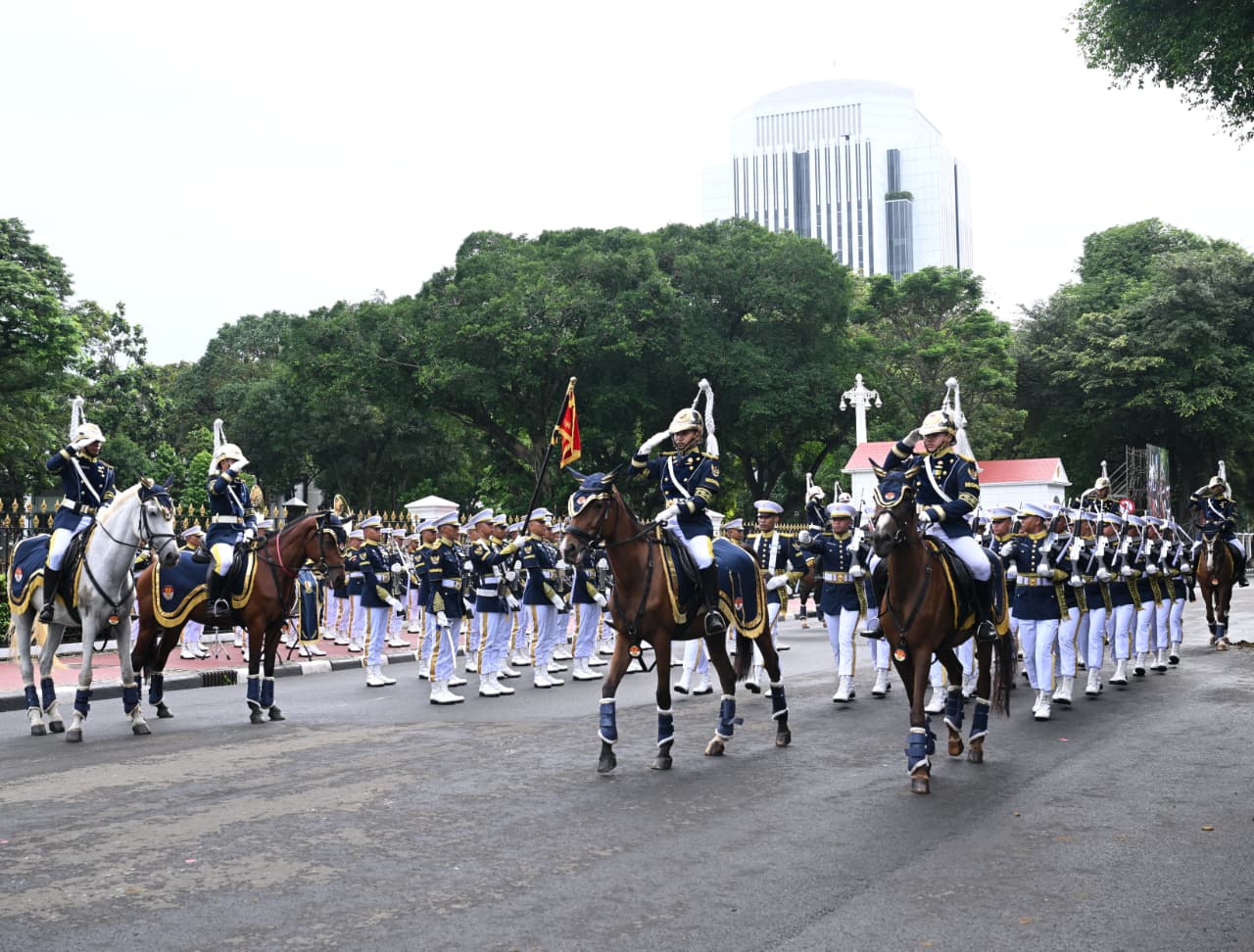 Satuan Pasukan Pengamanan Presiden (Paspampres) menggelar Upacara Serah Terima Pengawal Istana Kepresidenan di depan Istana Merdeka, Jakarta.