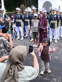 Masyarakat memadati area sekitar untuk menyaksikan langsung prosesi serah terima pengawalan Istana oleh Pasukan Pengamanan Presiden (Paspampres) pada Minggu, 15 Februari 2026.