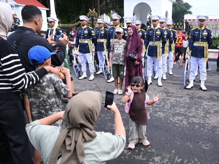 Masyarakat memadati area sekitar untuk menyaksikan langsung prosesi serah terima pengawalan Istana oleh Pasukan Pengamanan Presiden (Paspampres) pada Minggu, 15 Februari 2026.