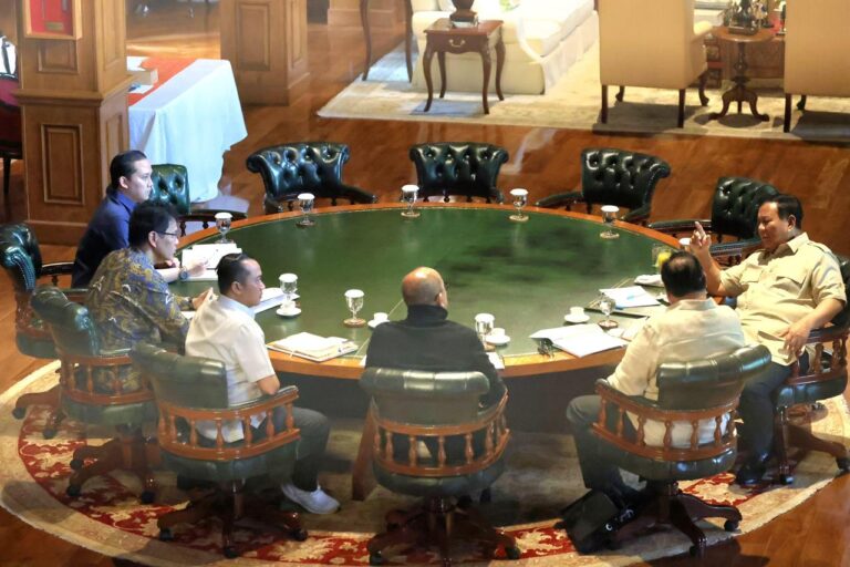 Presiden Prabowo Subianto memanggil sejumlah menteri terkait bidang ekonomi ke kediaman pribadinya di Hambalang, Bogor, pada Minggu, 15 Februari 2026.