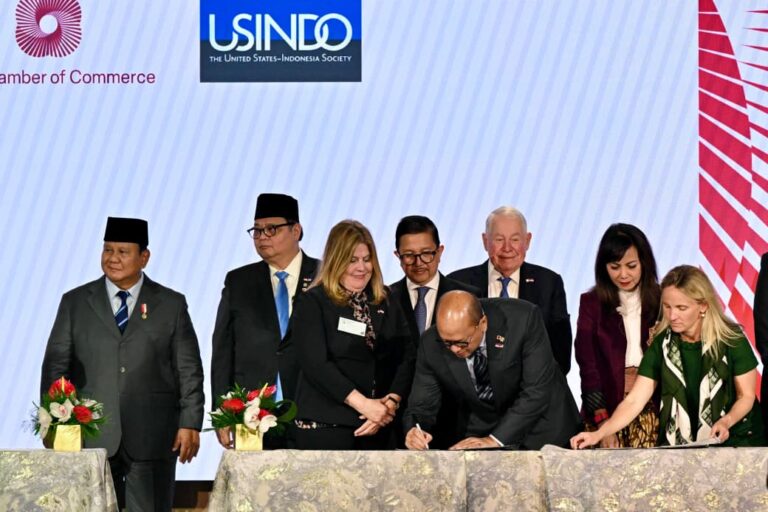 Presiden Prabowo Subianto menyaksikan penandatanganan 11 nota kesepahaman antara pelaku usaha Indonesia dan Amerika Serikat di Gedung U.S. Chamber of Commerce, Washington DC, Amerika Serikat, pada Rabu, 18 Februari 2026.