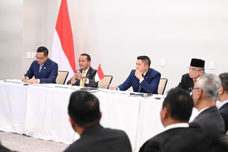 Menteri Energi dan Sumber Daya Mineral (ESDM) Bahlil Lahadalia memberikan keterangannya kepada awak media di Washington D.C., pada Jumat, 20 Februari 2026.