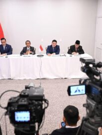 Menteri ESDM Bahlil Lahadalia memberikan keterangannya kepada awak media di Washington D.C., pada Jumat, 20 Februari 2026.