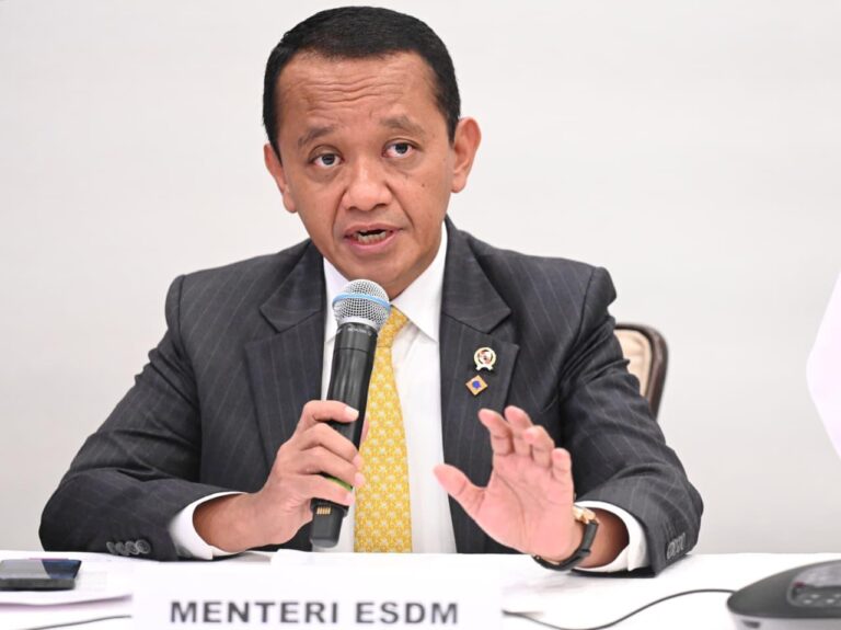 Menteri Energi dan Sumber Daya Mineral (ESDM) Bahlil Lahadalia memberikan keterangannya di hadapan awak media di Washington DC, Amerika Serikat, pada Jumat 20 Februari 2026.