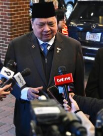 Menteri Koordinator Bidang Perekonomian Airlangga Hartarto memberikan keterangan pers bersama Sekretaris Kabinet Teddy Indra Wijaya di Washington DC, Amerika Serikat, Sabtu, 21 Februari 2026.