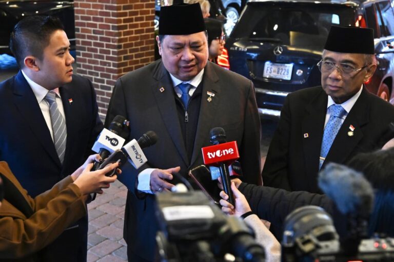 Menteri Koordinator Bidang Perekonomian Airlangga Hartarto memberikan keterangan pers bersama Sekretaris Kabinet Teddy Indra Wijaya di Washington DC, Amerika Serikat, Sabtu, 21 Februari 2026.