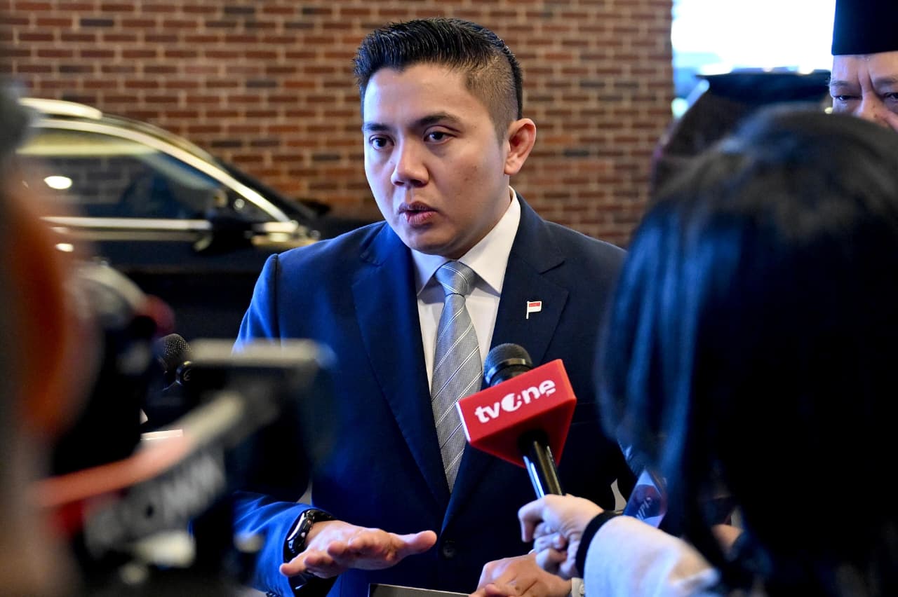 Sekretaris Kabinet Teddy Indra Wijaya memberikan keterangan pers di Washington DC, Amerika Serikat, Sabtu, 21 Februari 2026.