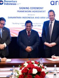 Presiden Prabowo Subianto menyaksikan penandatanganan perjanjian kerangka kerja antara BPI Danantara dan Arm Limited di London, Inggris, pada Senin, 23 Februari 2026.