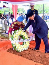 Presiden Prabowo Subianto memimpin upacara pemakaman almarhum Try Sutrisno, Wakil Presiden ke-6 Republik Indonesia di Taman Makam Pahlawan Nasional Utama (TMPNU) Kalibata, Jakarta, pada Senin, 2 Maret 2026.