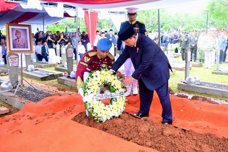 Presiden Prabowo Subianto memimpin upacara pemakaman almarhum Try Sutrisno, Wakil Presiden ke-6 Republik Indonesia di Taman Makam Pahlawan Nasional Utama (TMPNU) Kalibata, Jakarta, pada Senin, 2 Maret 2026.