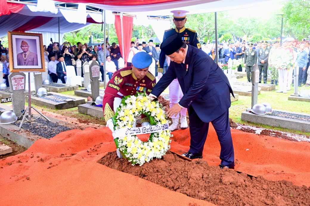 Presiden Prabowo Subianto memimpin upacara pemakaman almarhum Try Sutrisno, Wakil Presiden ke-6 Republik Indonesia di Taman Makam Pahlawan Nasional Utama (TMPNU) Kalibata, Jakarta, pada Senin, 2 Maret 2026.