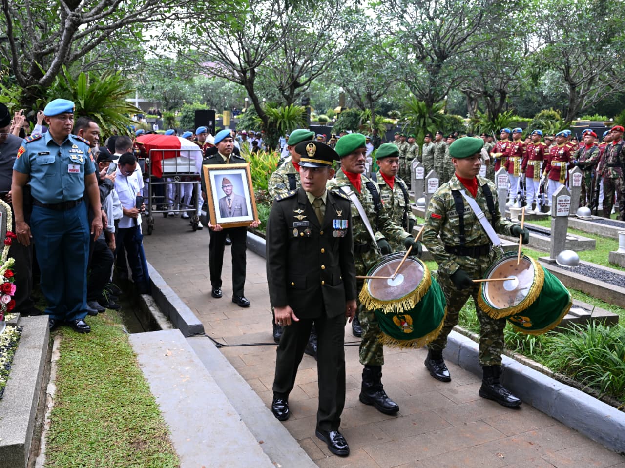 Suasana pemakaman Wakil Presiden ke-6 RI Jenderal TNI (Purn.) Try Sutrisno.