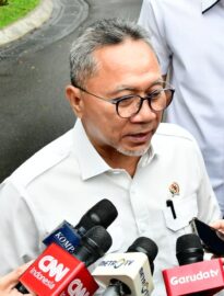 Presiden Prabowo Subianto menerima Menteri Koordinator Bidang Pangan Zulkifli Hasan di Istana Merdeka, Jakarta, pada Senin, 2 Maret 2026.