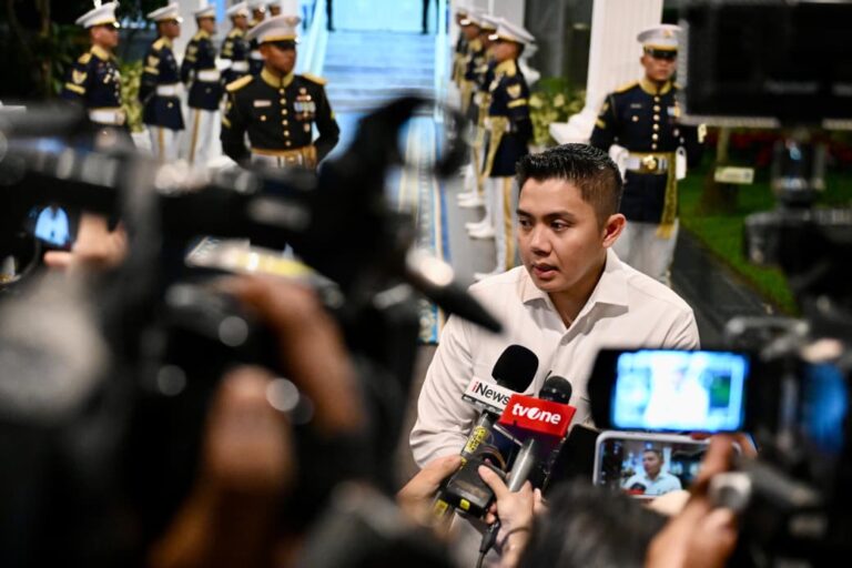 Sekretaris Kabinet Teddy Indra Wijaya menyampaikan pernyataannya bahwa kebijakan ini diberikan bagi aparatur negara, pekerja swasta, hingga kelompok masyarakat rentan.