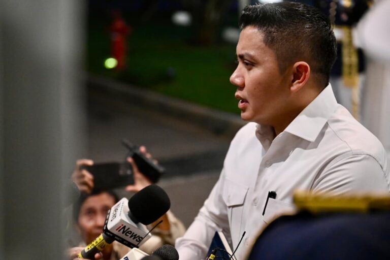 Sekretaris Kabinet (Seskab) Teddy Indra Wijaya memberikan keterangannya kehadapan awak media.