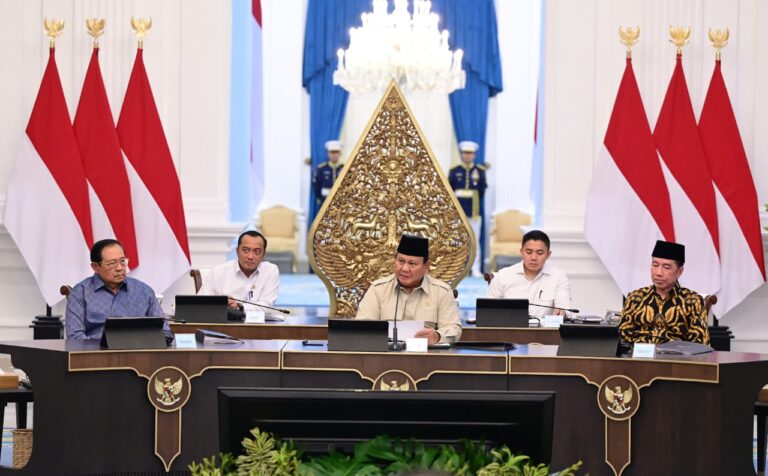 Presiden Prabowo bersama para tokoh bangsa yang dihadiri oleh Presiden dan Wakil Presiden terdahulu, Menteri Luar negeri terdahulu, dan sejumlah Ketua Umum Partai Politik membahas perkembangan geopolitik pada Selasa, 3 Maret 2026.