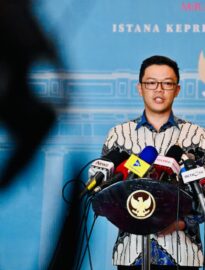 Menteri Agama (Menag) Nasaruddin Umar memberikan pernya