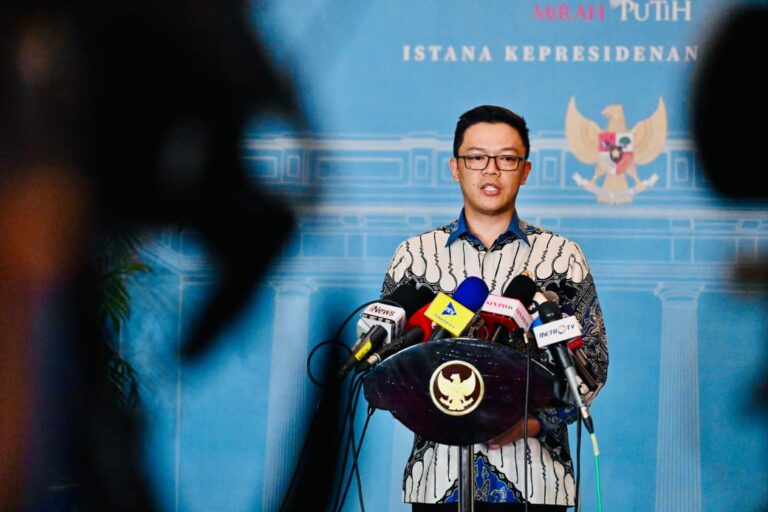 Menteri Agama (Menag) Nasaruddin Umar memberikan pernya