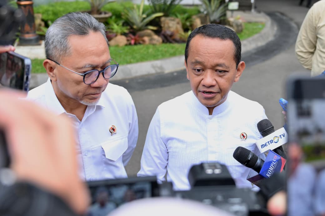 Menteri Energi dan Sumber Daya Mineral (ESDM) Bahlil Lahadalia menyampaikan pernyataannya kepada awak media di Istana Merdeka, Jakarta, pada Rabu, 4 Maret 2026.
