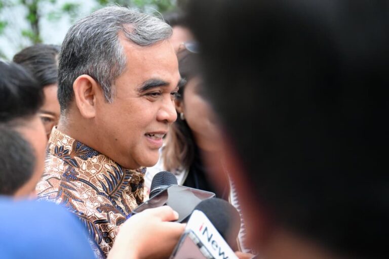 MPR RI Ahmad Muzani memberikan keterangannya di hadapan awak media usai menghadiri pertemuan dengan Presiden Prabowo di Istana Jakarta, 4 Maret 2026.