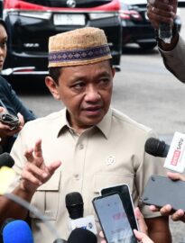 Menteri Energi dan Sumber Daya Mineral (ESDM) Bahlil Lahadalia usai mengikuti rapat terbatas yang dipimpin Presiden Prabowo Subianto bersama sejumlah menteri terkait di Istana Merdeka, Jakarta, pada Kamis, 5 Maret 2026.