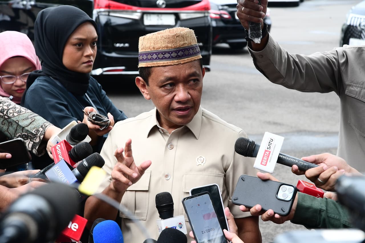 Menteri Energi dan Sumber Daya Mineral (ESDM) Bahlil Lahadalia usai mengikuti rapat terbatas yang dipimpin Presiden Prabowo Subianto bersama sejumlah menteri terkait di Istana Merdeka, Jakarta, pada Kamis, 5 Maret 2026.