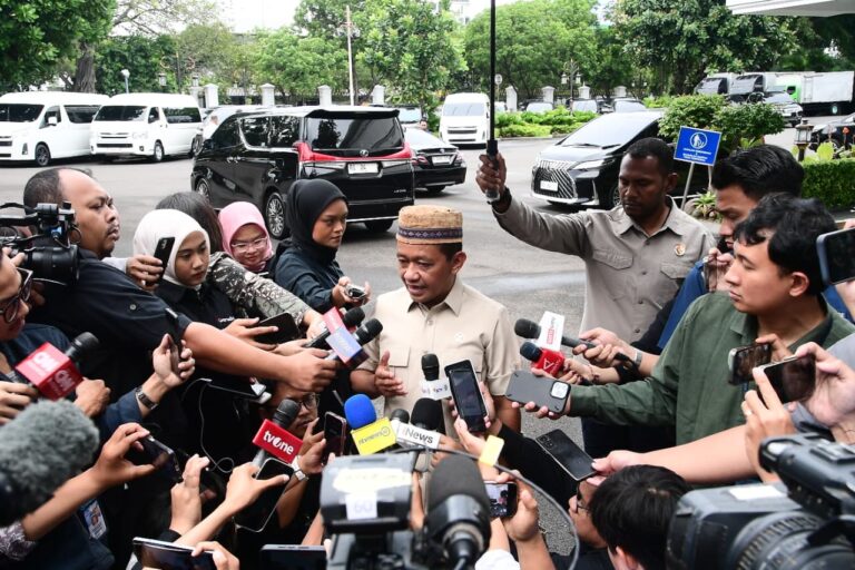 Menteri Energi dan Sumber Daya Mineral (ESDM) Bahlil Lahadalia menyampaikan keterangannya usai mengikuti rapat terbatas di Istana Merdeka, Jakarta pada Kamis, 5 Maret 2026.