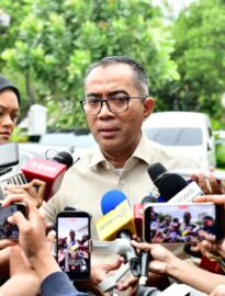 Menteri Pendidikan Tinggi, Sains, dan Teknologi (Mendiktisaintek) Brian Yuliarto menyampaikan keterangannya kepada awak media usai rapat terbatas yang dipimpin Presiden Prabowo Subianto bersama sejumlah menteri terkait di Istana Merdeka, Jakarta, pada Kamis, 5 Maret 2026.