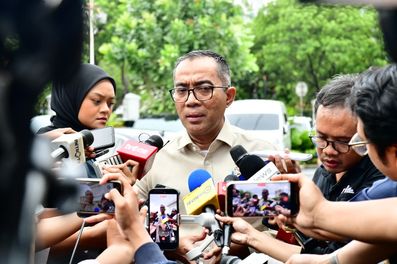 Menteri Pendidikan Tinggi, Sains, dan Teknologi (Mendiktisaintek) Brian Yuliarto menyampaikan keterangannya kepada awak media usai rapat terbatas yang dipimpin Presiden Prabowo Subianto bersama sejumlah menteri terkait di Istana Merdeka, Jakarta, pada Kamis, 5 Maret 2026.