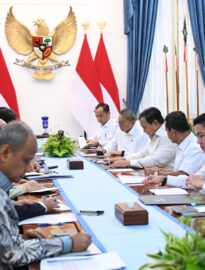 Presiden Prabowo Subianto menggelar rapat terbatas bersama sejumlah menteri Kabinet Merah Putih di Istana Merdeka, Jakarta, pada Selasa, 10 Maret 2026.