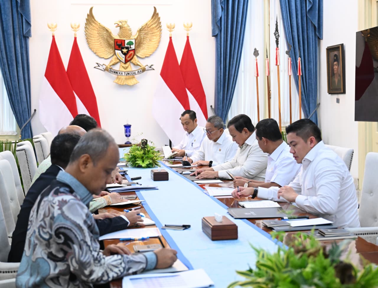 Presiden Prabowo Subianto menggelar rapat terbatas bersama sejumlah menteri Kabinet Merah Putih di Istana Merdeka, Jakarta, pada Selasa, 10 Maret 2026.
