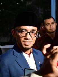 Wakil Menteri Haji dan Umrah Dahnil Anzar Simanjuntak menyampaikan keterangannya kepada awak media pada Selasa, 10 Maret 2026 di Kompleks Istana Kepresidenan Jakarta.