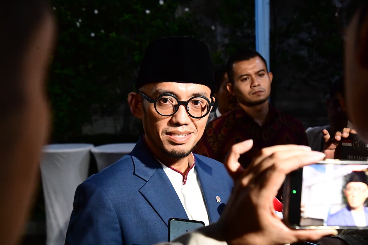 Wakil Menteri Haji dan Umrah Dahnil Anzar Simanjuntak menyampaikan keterangannya kepada awak media pada Selasa, 10 Maret 2026 di Kompleks Istana Kepresidenan Jakarta.