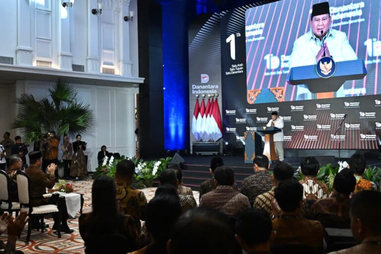 Presiden Prabowo menyampaikan sambutannya pada acara tasyakuran Hari Ulang Tahun (HUT) ke-1 Danantara Indonesia yang digelar di Wisma Danantara, pada Rabu, 11 Maret 2026.