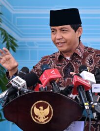 Menteri Kehutanan (Menhut) Raja Juli Antoni memberikan keterangan pers di Istana Merdeka, Jakarta, pada Kamis, 12 Maret 2026.