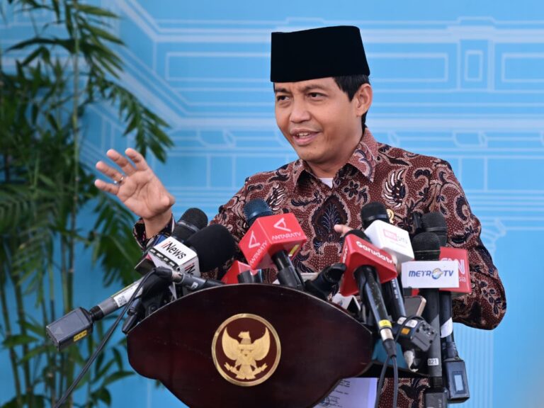 Menteri Kehutanan (Menhut) Raja Juli Antoni memberikan keterangan pers di Istana Merdeka, Jakarta, pada Kamis, 12 Maret 2026.