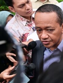 Menteri Energi dan Sumber Daya Mineral (ESDM) Bahlil Lahadalia menyampaikan pernyataan pers di Istana Merdeka, Jakarta, pada Kamis, 12 Maret 2026.