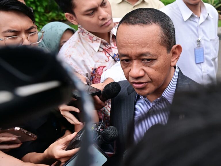 Menteri Energi dan Sumber Daya Mineral (ESDM) Bahlil Lahadalia menyampaikan pernyataan pers di Istana Merdeka, Jakarta, pada Kamis, 12 Maret 2026.