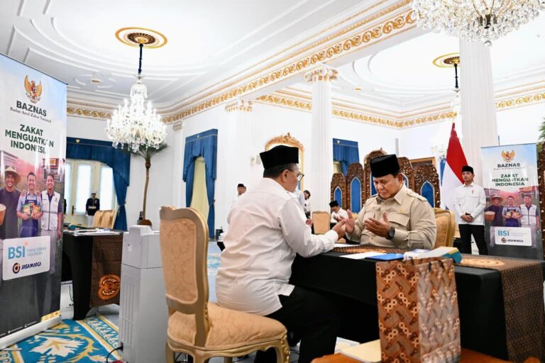 Presiden Prabowo Subianto menyerahkan zakat kepada Badan Amil Zakat Nasional (Baznas) dalam sebuah acara yang berlangsung di Istana Negara, Jakarta, pada Jumat, 13 Maret 2026.