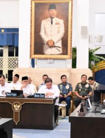 Presiden Prabowo memberikan pengantar dalam Sidang Kabinet Paripurna yang digelar di Istana Negara, Jakarta, pada Jumat, 13 Maret 2026.