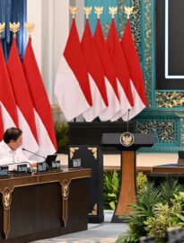 Menteri Koordinator Bidang Perekonomian Airlangga Hartarto melaporkan perkembangan kondisi ekonomi nasional kepada Presiden Prabowo Subianto dalam Sidang Kabinet Paripurna yang digelar di Istana Negara, Jakarta, pada Jumat, 13 Maret 2026.