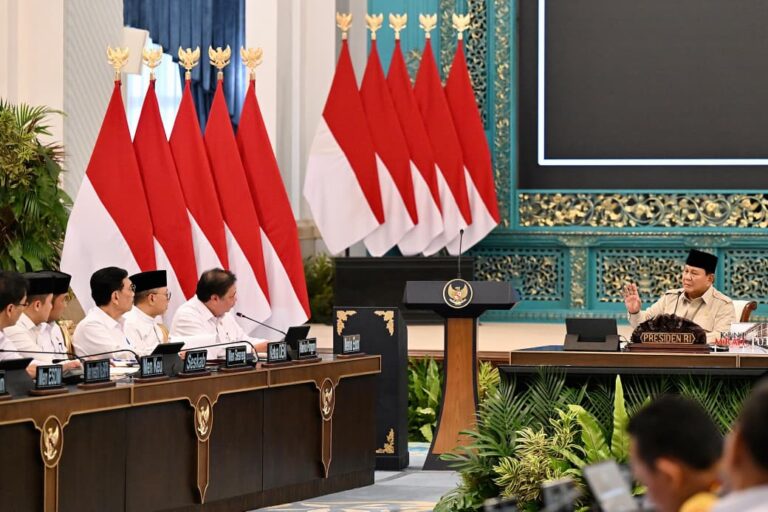 Menteri Koordinator Bidang Perekonomian Airlangga Hartarto melaporkan perkembangan kondisi ekonomi nasional kepada Presiden Prabowo Subianto dalam Sidang Kabinet Paripurna yang digelar di Istana Negara, Jakarta, pada Jumat, 13 Maret 2026.