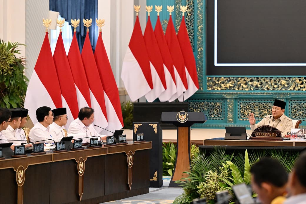 Menteri Koordinator Bidang Perekonomian Airlangga Hartarto melaporkan perkembangan kondisi ekonomi nasional kepada Presiden Prabowo Subianto dalam Sidang Kabinet Paripurna yang digelar di Istana Negara, Jakarta, pada Jumat, 13 Maret 2026.