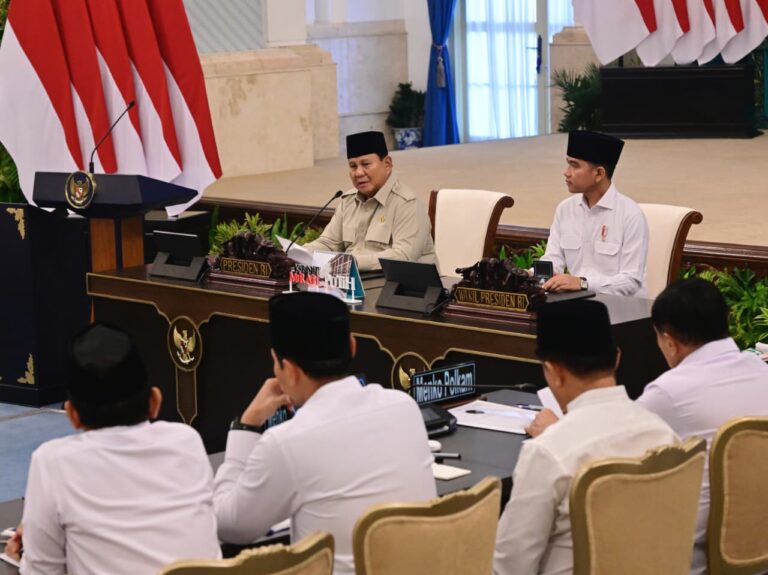 Presiden Prabowo memberikan arahan dalam Sidang Kabinet Paripurna yang digelar di Istana Negara Jakarta, pada Jumat, 13 Maret 2026.