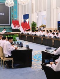 Presiden Prabowo Subianto menerima laporan perkembangan ekonomi nasional pada Sidang Kabinet Paripurna di Istana Negara, Jakarta, pada Jumat, 13 Maret 2026.