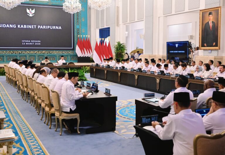 Presiden Prabowo Subianto menerima laporan perkembangan ekonomi nasional pada Sidang Kabinet Paripurna di Istana Negara, Jakarta, pada Jumat, 13 Maret 2026.
