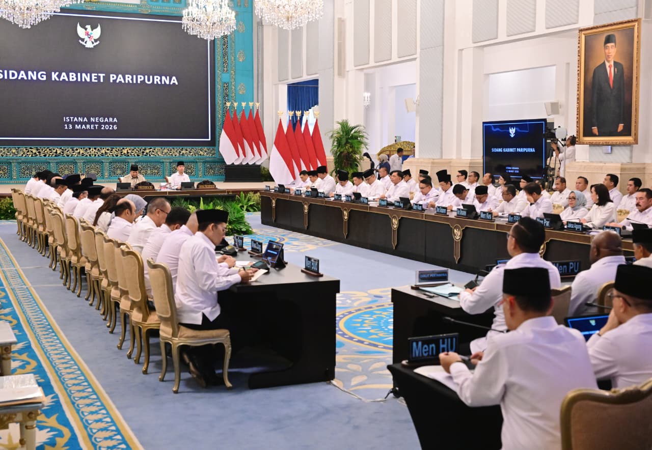 Presiden Prabowo Subianto menerima laporan perkembangan ekonomi nasional pada Sidang Kabinet Paripurna di Istana Negara, Jakarta, pada Jumat, 13 Maret 2026.