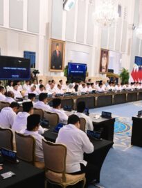 Presiden Prabowo Subianto menerima laporan cadangan bahan bakar nasional pada Sidang Kabinet Paripurna di Istana Negara, Jakarta, pada Jumat, 13 Maret 2026.