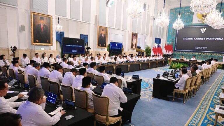 Presiden Prabowo Subianto menerima laporan cadangan bahan bakar nasional pada Sidang Kabinet Paripurna di Istana Negara, Jakarta, pada Jumat, 13 Maret 2026.